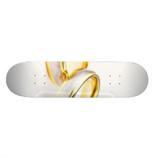 Skate Alianças de casamento douradas no fundo branco