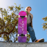 Skate Aloha, legal tipografia, abacaxi rosa púrpura ombr<br><div class="desc">Aloha. Traga um pouco das ilhas havaianas para as ruas da sua cidade sempre que você usa este padrão brilhante, chic, gritante, na moda, moderno de skate, nítida, escrita à mão branca, tipografia de guiões sobre um padrão gráfico, abacaxi em uma vívida ombre roxa e rosa-quente. Faz uma declaração divertida...</div>