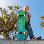 Skate "Aloha": legal tipografia azul abacaxi verde-abaca<br><div class="desc">Aloha. Traga um pouco das ilhas havaianas para as ruas da sua cidade sempre que você usa este padrão de abacaxi brilhante, chic, gritante, na moda, moderno skateboard crisp, escrita branca e tipografia escrita manual sobre um gráfico angustiado, um padrão de abacaxi em uma vívida turquesa, azul e verde ombre....</div>