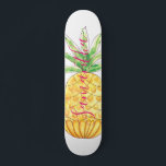 Skate Ananás personalizado<br><div class="desc">Este skate feminino é decorado com um abacaxi desenhado à mão em tons de amarelo e verde com tipografia rosa. Facilmente personalizável com o nosso nome. Porque nós criamos nosso próprio trabalho de arte você não encontrará essa imagem exata de outros designers. Original Watercolor © Michele Davies.</div>