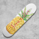 Skate Ananás personalizado<br><div class="desc">Este skate feminino é decorado com um abacaxi desenhado à mão em tons de amarelo e verde com tipografia rosa. Facilmente personalizável com o nosso nome. Porque nós criamos nosso próprio trabalho de arte você não encontrará essa imagem exata de outros designers. Original Watercolor © Michele Davies.</div>