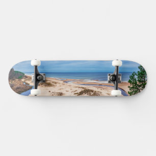 Skate Areia branca perto do mar Báltico, na Letónia