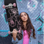 Skate Arte de Linha Floral a Preto Cor-de-Rosa-Cor-de-Co<br><div class="desc">A cerejeira roxa-rosa-rosa cor-de-rosa floresce num fundo preto. Design feminina elegante.</div>