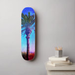 Skate Árvore Palm Azul Roxo, Trendência Legal De Vintage<br><div class="desc">Prepare-se para abraçar o sol quente nas ruas da sua cidade sempre que você usa este skate colorido e selvagem de uma palmeira da Califórnia com um olhar vintage, púrpura angustiada, azul e fundo vermelho. Faz uma declaração legal e divertida toda vez que você surf o pavimento. Faz um presente...</div>