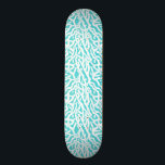 Skate Azul branco náutico do Aqua do teste padrão do<br><div class="desc">Este oceano bonito/praia-inspirado repetindo o skate náutico do teste padrão olha como um recife de corais intrincado-tecido no branco no azul do aqua/verde do seafoam. O teste padrão elegante do recife de corais é feito em um olhar do estêncil. Este design simples, moderno é perfeito para um tema litoral/praia. "Personalize-o"...</div>