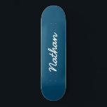Skate Azul personalizável<br><div class="desc">Skateboard Personalizável Azul. Um skate elegante,  negro e modesto. Personalize com um nome próprio. Faça um presente divertido para você mesmo ou um presente de aniversário para alguém que você ama.</div>