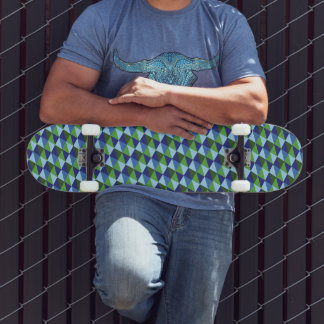 Skate Azul Retro e Triângulos Geométricos Verdes