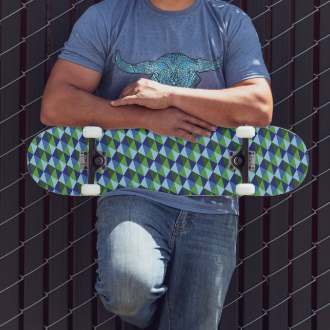 Skate Azul Retro e Triângulos Geométricos Verdes (Ao ar livre 3)