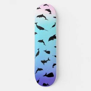 Skate baleia de tubarão-sombra no oceano degradado