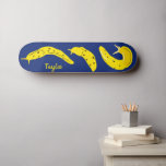 Skate Banana Slugs Amarelo e Real Azul Personalizado<br><div class="desc">Crie um presente personalizado que é perfeito para qualquer um que ama criaturas rastejantes assustadoras. Este skate apresenta ilustrações de lesmas de banana em um conjunto amarelo brilhante e alegre contra um fundo azul real. Há um ponto para adicionar um nome em letras amarelas correspondentes.</div>