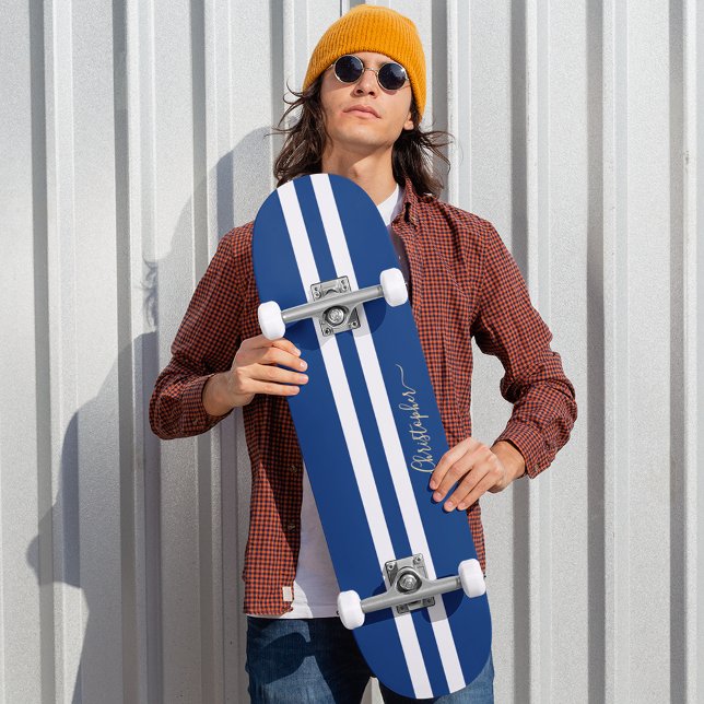 Skate Bandas Douradas de Monograma Azul Clássico (Classic Blue White Gold Monogram Racing Stripes Skateboard)