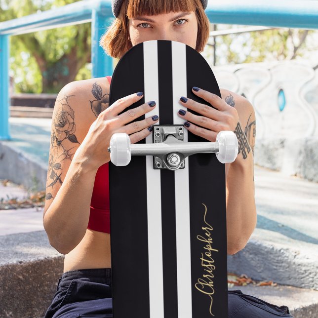 Skate Bandas Douradas de Monograma de Preto Clássico (Classic Black White Gold Monogram Racing Stripes Skateboard)