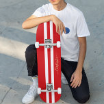 Skate Bandas Douradas do Monograma Vermelho Clássico<br><div class="desc">Crie as suas próprias faixas de corridas personalizadas, personalizadas, clássicas, vermelhas e brancas, legal, na moda, clássico e elegante script de tipografia de ouro falso, melhor qualidade do mapa do duro-rock em forma de skate deck. Para personalizar, basta digitar seu nome / monograma / iniciais. Ao adicionar / design, você...</div>