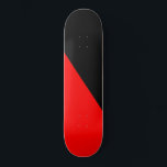 Skate Bandeira Anarquista (Anarquismo)<br><div class="desc">Este design apresenta a bandeira vermelha e negra do anarquismo. Louise Michel, que participou do Comune de Paris de 1871, disse: "A faixa vermelha, que sempre defendeu a liberdade, assusta os carrascos porque é tão vermelha com nosso sangue... Aquelas faixas vermelhas e negras acenam sobre nós lamentando nosso morto e...</div>