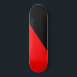 Skate Bandeira Anarquista (Anarquismo)<br><div class="desc">Este design apresenta a bandeira vermelha e negra do anarquismo. Louise Michel, que participou do Comune de Paris de 1871, disse: "A faixa vermelha, que sempre defendeu a liberdade, assusta os carrascos porque é tão vermelha com nosso sangue... Aquelas faixas vermelhas e negras acenam sobre nós lamentando nosso morto e...</div>