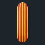 Skate Bandeira Catalã (Catalunha)<br><div class="desc">Este item apresenta as faixas icônicas vermelha e amarela da bandeira catalã. A Catalunha (Catalunha) é uma comunidade autônoma no canto nordeste da Espanha,  que possui um forte movimento nacionalista em busca da independência da região. A maior cidade da Catalunha é Barcelona,  situada na costa do Mar Mediterrâneo.</div>