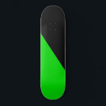 Skate Bandeira do Anarquismo Verde<br><div class="desc">Esta design apresenta a bandeira do anarquismo verde, que é uma escola de política anarquista que coloca uma ênfase particular nas questões ambientais. Essa política tenta criar uma sociedade anarquista ambientalmente sustentável, incluindo alguma forma de libertação não-humana. Algumas pessoas que foram importantes influências iniciais na formação do anarquismo verde são...</div>