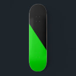 Skate Bandeira do Anarquismo Verde<br><div class="desc">Esta design apresenta a bandeira do anarquismo verde, que é uma escola de política anarquista que coloca uma ênfase particular nas questões ambientais. Essa política tenta criar uma sociedade anarquista ambientalmente sustentável, incluindo alguma forma de libertação não-humana. Algumas pessoas que foram importantes influências iniciais na formação do anarquismo verde são...</div>
