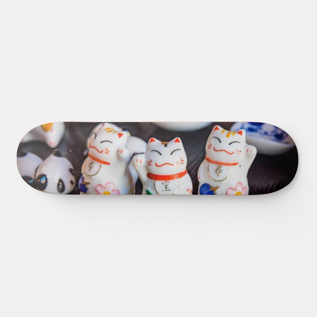 Skate Beckoning cat figurines (Horz)