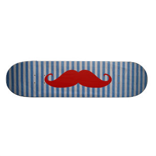 Skate Bigode vermelho engraçado e listras brancas azuis