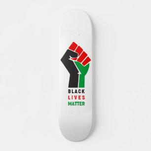 Skate Black Lives Matter levantou o símbolo do punho Afr