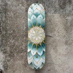 Skate Blue Teal Dourado Floral Mandala<br><div class="desc">Ande em estilo com o nosso Teal e Dourado skate Floral Mandala. Este surpreendente skate apresenta um vibrante e intrincado design de mandala floral em chalé e ouro, adicionando um toque de elegância e talento pessoal às suas aventuras de patinagem. Não é apenas um skate; é uma declaração de estilo...</div>