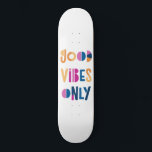 Skate Boas Víblias Apenas Modernas Coloridas Motivaciona<br><div class="desc">Boas Víblias Apenas um baralho colorido de skate. Presente perfeito! Tipografia colorida com fundo branco.</div>