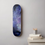 Skate *~* Boho Midnight Sky Cosmmmic Pastel Feather<br><div class="desc">* Magical Mystical Cósmico Celestial Boêmia Gypsy Rustic Energeticamente Aprimorada Marinho azul Cores Aquáticas Magicas Celestiais Cinematosas Cinematográficas Cinzas Russas espantosamente belas escuras da meia-noite Azul Cores Aquáticas e design de penas celestiais cinzas cintilantes. A pena mágica é muito leve e uísque. * Personalize/personalize com suas INICIAIS / MONOGRAM ou...</div>