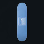 Skate Bold Modern 3 Iniciais Monograma | Azul macio<br><div class="desc">Texto branco e quadro branco em azul-céu (ou escolha sua própria cor).</div>