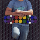 Skate Bolinhas arco-íris em preto<br><div class="desc">Linhas de bolinhas coloridas do arco-íris cobrir fundo preto. As linhas offset formam diagonais de cada cor: violeta, índigo, azul, verde, amarelo, laranja e vermelho. Imagem criada digitalmente. Copyright © Claire E. Skinner. Todos os direitos reservados.</div>