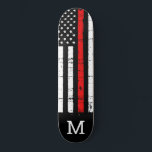 Skate Bombeiro americano Flag Thin Red Line<br><div class="desc">Bordo fino da linha vermelha - bandeira americana em cores de bandeira de bombeiro, design angustiado. Personalize este skate de bombeiros com um monograma inicial. Este skate personalizado de bombeiros é perfeito para bombeiros e famílias de bombeiros, crianças e todos aqueles que os apoiam. COPYRIGHT © 2020 Judy Burrows, Black...</div>