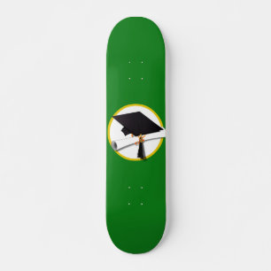 Skate Boné de formatura com Diploma sobre Verde