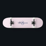 Skate Bonito Pastel Cor-de-rosa Elegante Simples Monogra<br><div class="desc">Elevem seus passeios de skate com perfeição rosa personalizada. Este bonito pavimento é um rosa pastel macio,  um pano de fundo elegante para um monograma formado pelo seu nome e nome iniciais. Com elegância refrescante,  este skate faz um bonito presente personalizado e um acessório divertido para complementar seu estilo.</div>