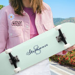 Skate Bonito Verde Elegante Simples, Cuta Monograma<br><div class="desc">Este bonito pavimento é um verde pastel macio,  um pano de fundo chic para um monograma formado pelo seu nome e nome iniciais. Com elegância refrescante,  este skate faz um bonito presente personalizado e um acessório divertido para complementar seu estilo.</div>