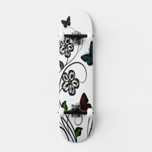 Skate Borboletas coloridas em flores brancas