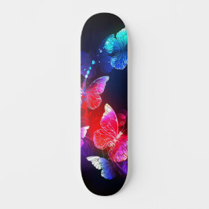 Skate Borboletas Noturnas Neon Reluzentes em Fundo Preto