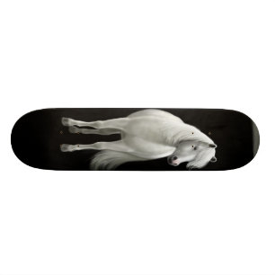 Skate branco selvagem do mustang