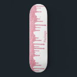 Skate Brilho legal, cor-de-rosa, com brilho<br><div class="desc">Glitter Glitter Glitter de Disjunção Rosa Blush Legal com pingos de brilho falsos e seu nome personalizado em um fundo branco-chic. Fácil de personalizar e perfeito para sua estética brilhante. Entre em contato conosco em cedarandstring@gmail.com se precisar de assistência com o design.</div>