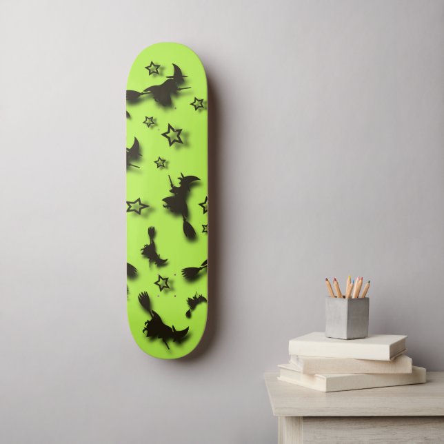 Skate bruxa voadora entre as estrelas na noite de Hallow (Arte de parede)