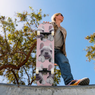 Skate Bulldog francês com fone de ouvido