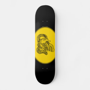 Skate Cabeça do Demônio Negro e Design Amarelo