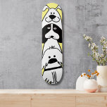 Skate Cachorro Cachorro Mínimo de Pet Design<br><div class="desc">Adicione uma personalidade divertida à sua configuração de skate com este adorável baralho de skate com tema de cão! Apresentando três cachorros empilhados ao estilo cartoon em um design preto-e-branco ousado contra um fundo brilhante, este conselho é perfeito para amantes de cães, marinheiros de estimação e skatistas que apreciam uma...</div>