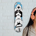 Skate Cachorro Cachorro Mínimo de Pet Design<br><div class="desc">Adicione uma personalidade divertida à sua configuração de skate com este adorável baralho de skate com tema de cão! Apresentando três cachorros empilhados ao estilo cartoon em um design preto-e-branco ousado contra um fundo brilhante, este conselho é perfeito para amantes de cães, marinheiros de estimação e skatistas que apreciam uma...</div>