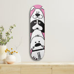 Skate Cachorro Cachorro Mínimo de Pet Design<br><div class="desc">Adicione uma personalidade divertida à sua configuração de skate com este adorável baralho de skate com tema de cão! Apresentando três cachorros empilhados ao estilo cartoon em um design preto-e-branco ousado contra um fundo brilhante, este conselho é perfeito para amantes de cães, marinheiros de estimação e skatistas que apreciam uma...</div>