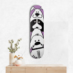 Skate Cachorro Cachorro Mínimo de Pet Design<br><div class="desc">Adicione uma personalidade divertida à sua configuração de skate com este adorável baralho de skate com tema de cão! Apresentando três cachorros empilhados ao estilo cartoon em um design preto-e-branco ousado contra um fundo brilhante, este conselho é perfeito para amantes de cães, marinheiros de estimação e skatistas que apreciam uma...</div>
