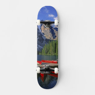 Skate Canadá, Alberta, Lago Moraine. Canoas vermelhas a