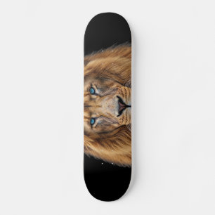 Skate Cara de Leão Majestoso com Olhos Azuis Anima Fau
