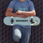 Skate Cartoon Gelado Azul Claro Personalizado<br><div class="desc">Este skate personalizado é perfeito para amantes de pássaros. Ele apresenta um estilo de desenho animado ilustrativo de um conjunto de gaivotas contra um fundo azul-claro,  e está pronto para ser personalizado com um nome em caracteres negros.</div>