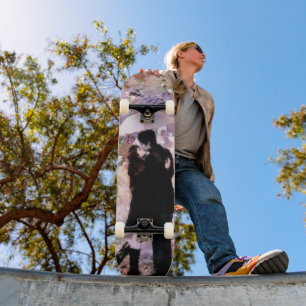 Skate Casal Romântico no Amor Beijando na Chuva