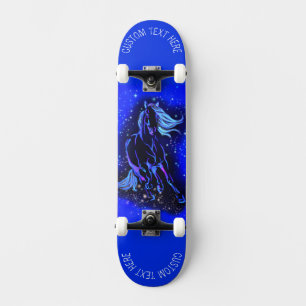 Skate Cavalo Azul Correndo No Quadro De Texto Da Noite E